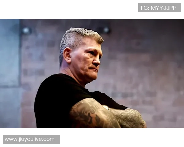 曼城致敬拳王哈顿今日齐聚曼彻斯特大教堂为他送行 曼城致敬拳王哈顿今日齐聚曼彻斯特大教堂为他送行