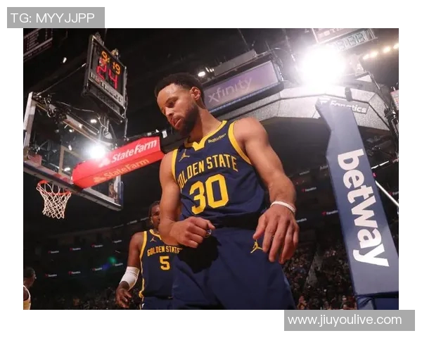 勇士半场微弱领先开拓者库里表现抢眼巴特勒状态低迷未得分