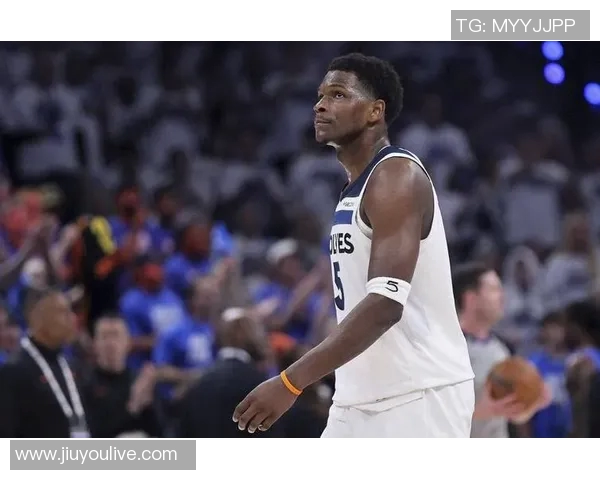 爱德华兹分享夏季训练心得强调低位进攻应对包夹挑战 爱德华兹分享夏季训练心得强调低位进攻应对包夹挑战