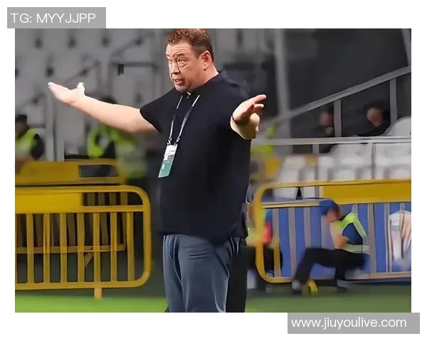 申花主帅斯卢茨基现场观战德约科维奇比赛享受偷闲时光