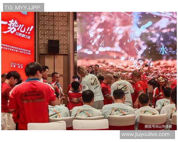 河南球迷热情高涨足协杯决赛现场人潮涌动北京球迷人数相对较少 河南球迷热情高涨足协杯决赛现场人潮涌动北京球迷人数相对较少